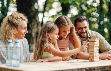 O Dia das Crianças está chegando, e nada melhor do que aproveitar essa data especial para reunir a família em torno de atividades que, além de garantir boas risadas, também ajudam no desenvolvimento das habilidades cognitivas dos pequenos. Pensando nisso, separamos uma lista de jogos de tabuleiro e cartas que são perfeitos para crianças de 3 a 14 anos. São opções que estimulam o raciocínio, agilidade, imaginação e ainda criam momentos inesquecíveis para toda a família.