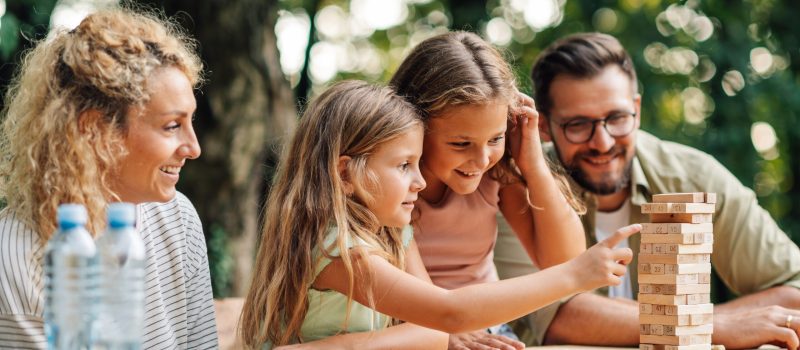 O Dia das Crianças está chegando, e nada melhor do que aproveitar essa data especial para reunir a família em torno de atividades que, além de garantir boas risadas, também ajudam no desenvolvimento das habilidades cognitivas dos pequenos. Pensando nisso, separamos uma lista de jogos de tabuleiro e cartas que são perfeitos para crianças de 3 a 14 anos. São opções que estimulam o raciocínio, agilidade, imaginação e ainda criam momentos inesquecíveis para toda a família.